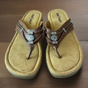 Minnetonka Women’s Silverthorne Tan Leather Thong Sandal Flip Flops Size 10